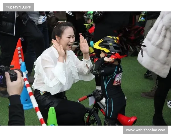 儿童平衡车赛小选手显童真,家长观众加油鼓劲 儿童平衡车赛小选手显童真,家长观众加油鼓劲